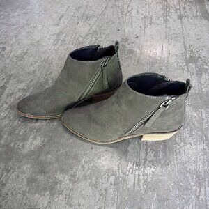 Worn Once! Dolce Vita Star Ankle Bootie Women’s 8.5 Dark Taupe Suede